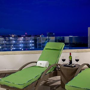 One-Bedroom King Room Two Double Beds Private Pool Balcony or Kitchen